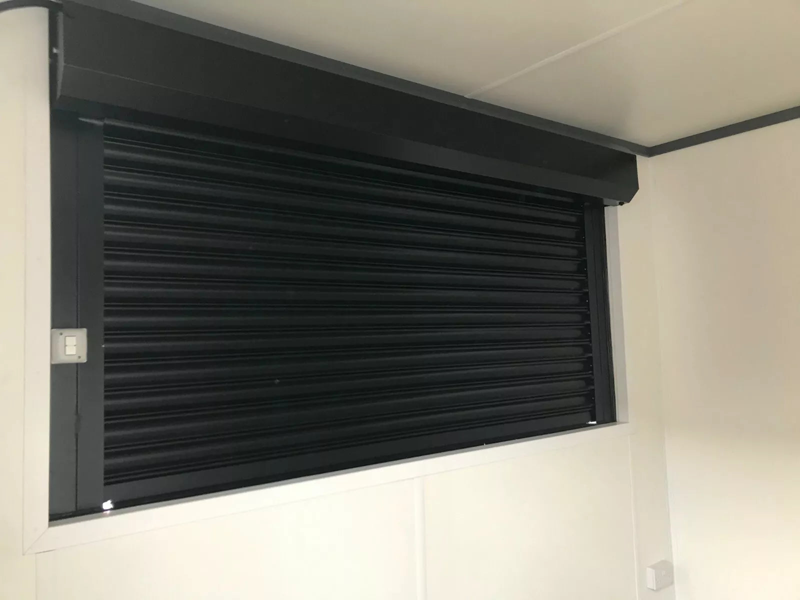 Contentor Bar 10x8 Pés – Solução Compacta para Negócios